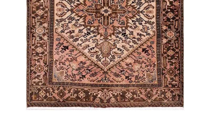 Storia dei tappeti persiani secondo Adamello tappeti (parte 2): la rinascita e i tappeti moderni ADAMELLO TAPPETI tappeto persiano heriz, robusto e durevole, con disegni geometrici simmetrici, medaglione centrale e colori vivaci come rosso, blu e beige