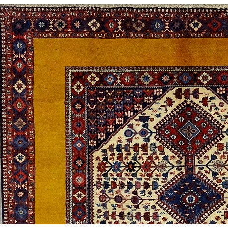 Tappeti geometrici: un design a cavallo tra classico e contemporaneo ADAMELLO TAPPETI tappeti geometrici contemporanei yalameh con colori vivaci rosso, blu e arancione, resistenti al camminamento in uffici, ingressi, corridoi e soggiorni