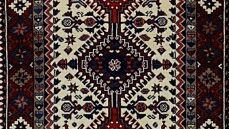 Storia dei tappeti persiani secondo Adamello tappeti (parte 3): tappeti in stile e design moderni ADAMELLO TAPPETI tappeto orientale persiano yalameh con motivi geometrici etnici, medaglioni centrali e colori rosso, blu e bianco, resistente e durevole